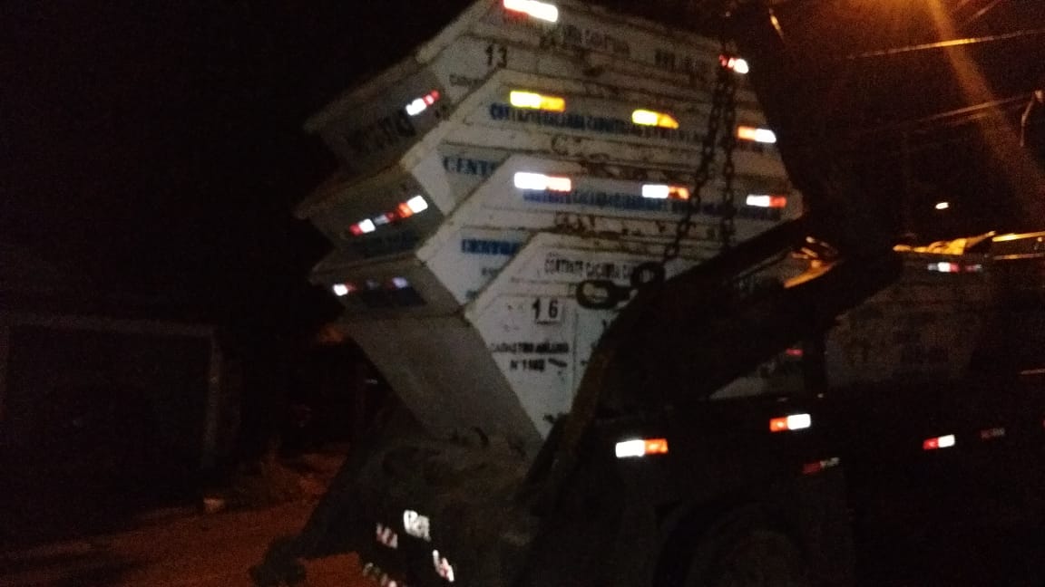Foto: Quatro caçambas recolhidas dentro de um caminhão.